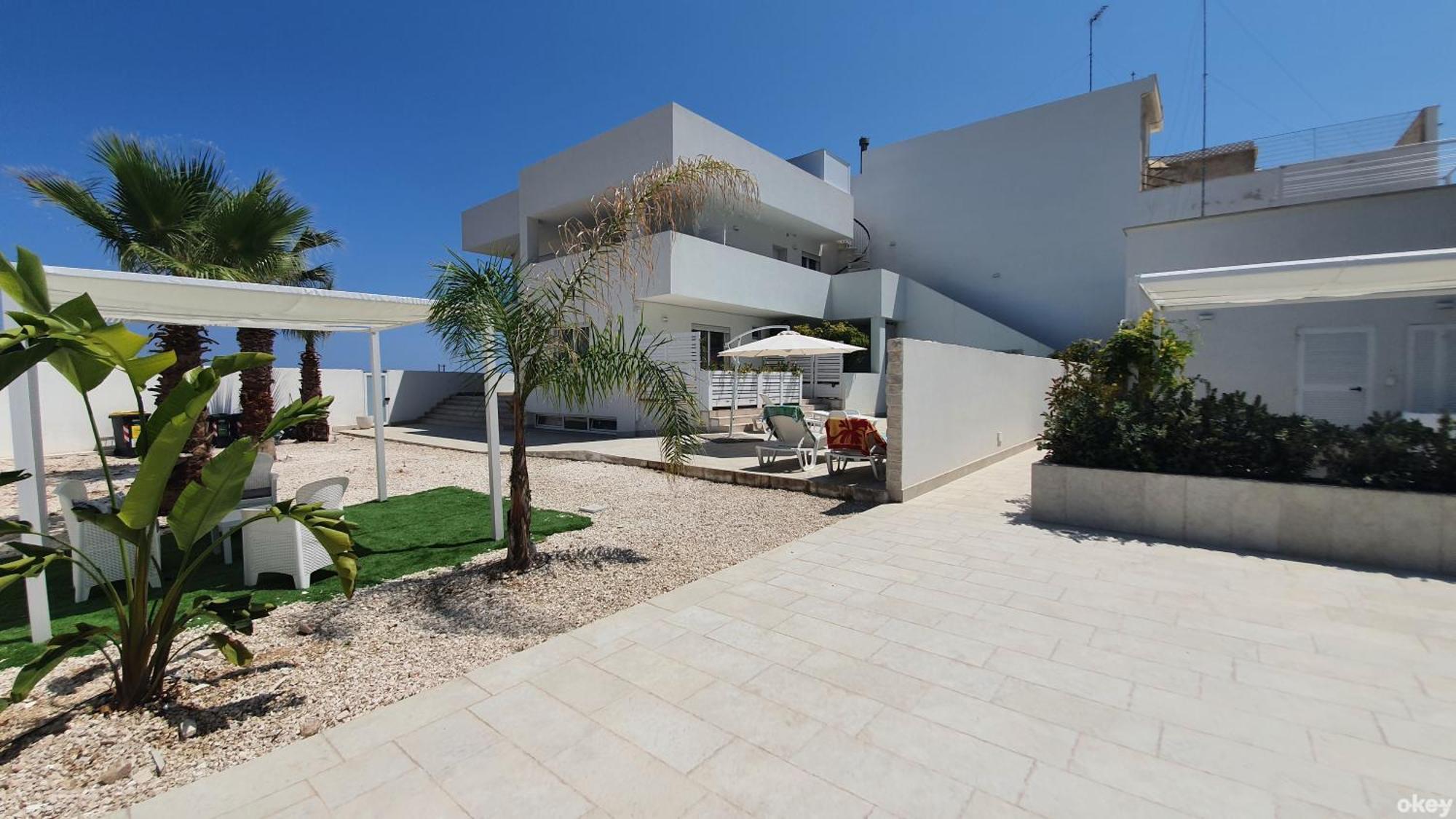 Villa Mediterranea Apartments - Seaview, Pool & Garden Bari Eksteriør billede